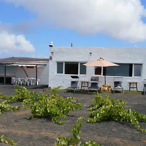 https://casa-volcan-de-ye.in-canary-islands.com